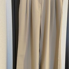 ベージュ パンツ (スラックス)