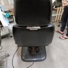 カットチェアー電動の画像