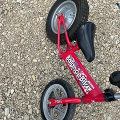 ペダルのない自転車の画像