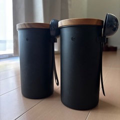 コーヒーキャニスター2つ、スプーン2本