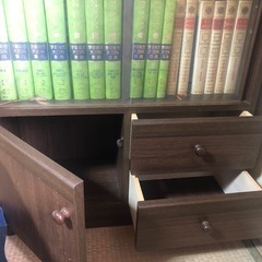 ガラス戸付本棚の画像