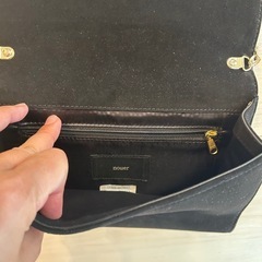 黒いスエード風クラッチバッグ タッセル付きの画像