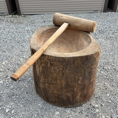 貴重！70年以上前の臼と杵
　