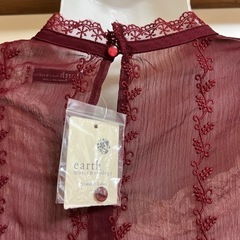 新品タグ付き　earth music & ecology 透けトップスの画像