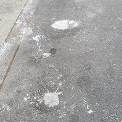 アスファルト舗装道路にこぼれてへばりついた油性ペンキを安くキレイに