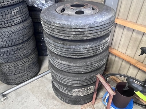 タイヤ　三菱ローザ　6本バリ溝