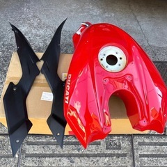 ドゥカティ　ストリートファイター1098ガソリンタンク美品！の画像