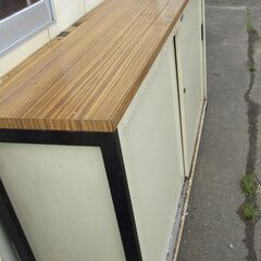 【紋別市発】カウンターロッカー　ハイカウンター　キャビネット　収納カウンター　書庫　外寸　横幅181×奥行42×高さ99㎝　収納棚　事務用品　錆/汚れ/使用感あり　電動工具収納ロッカーとして使用　中古現状品　大型品につき引取り限定の画像