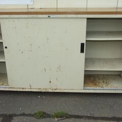 【紋別市発】カウンターロッカー　ハイカウンター　キャビネット　収納カウンター　書庫　外寸　横幅181×奥行42×高さ99㎝　収納棚　事務用品　錆/汚れ/使用感あり　電動工具収納ロッカーとして使用　中古現状品　大型品につき引取り限定の画像