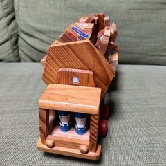 木のおもちゃ　車　バス　アルファベット　知育玩具　英語　回転の画像