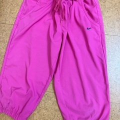 スポーツジムウエアナイキNIKE上下の画像