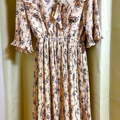 【新品】花柄ベージュロングワンピース
