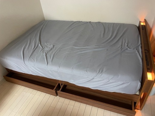 ダブルベッド　マットレス付き