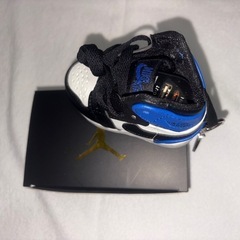 スニーカーキーホルダー　モバイルバッテリーの画像