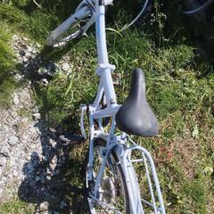 折りたたむ自転車の画像