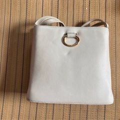  【受け渡し先決まりました】 NINA RICCIのオレンジのレザー製トートバッグとLuna Borsa ホワイトレザーバッグ ゴールドリングの画像