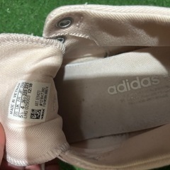 アディダススニーカーの画像