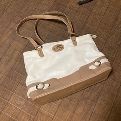 本革ブランドレザーバッグ白