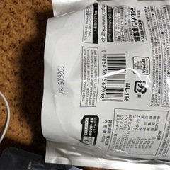 ハリネズミの砂とエサ 