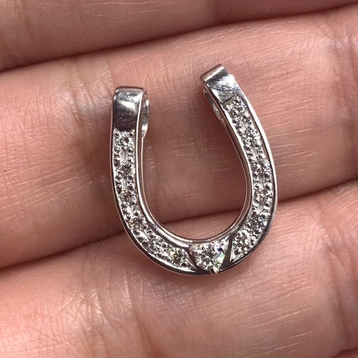 K18WG ホースシュー　馬蹄ペンダント　2.7g 0.22ct 0.06ct