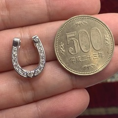 K18WG ホースシュー　馬蹄ペンダント　2.7g 0.22ct 0.06ctの画像