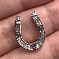 K18WG ホースシュー　馬蹄ペンダント　2.7g 0.22ct 0.06ctの画像