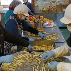 階上工場にて黒にんにくやりんご飴の製造作業の画像