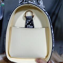 クリーム色と黒色のボストン型バッグの画像
