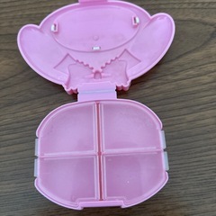 上田市からです。　タイメロディクスリ入れ？＆キティーちゃん缶の画像