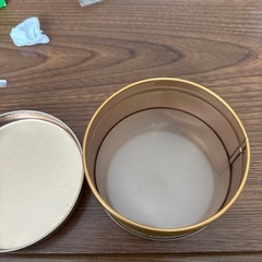 上田市からです。　タイメロディクスリ入れ？＆キティーちゃん缶の画像