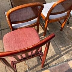 テーブルと椅子　キツツキとカリモクの画像