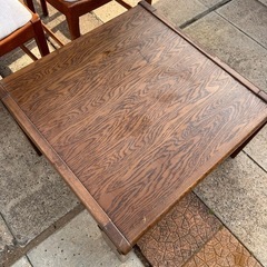 テーブルと椅子　キツツキとカリモク