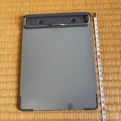 グレーのクリップボードの画像