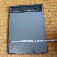 グレーのクリップボードの画像
