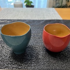 ペアの木のカップ