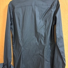 UNIQLO黒シャツの画像