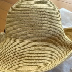 ベージュ ストローハット 黒リボンの画像