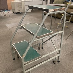 ＬＩＯＮ　キャスター付き可動式踏み台　デリカステップ　３段タイプ　　倉庫 工場 図書館 書庫 などの作業用に☆。ライオン事務器　可動式作業踏み台　 ワークステップ　デリカステップ　３段タイプ　１台　◆キャスター付
の画像