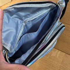 エナメル　ボディバッグの画像