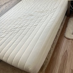 脚付きセミダブルベッド
