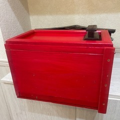 木製赤い郵便受け屋根付き　ポストの画像