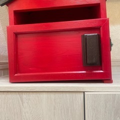 木製赤い郵便受け屋根付き　ポストの画像