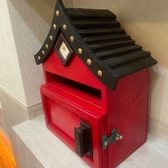木製赤い郵便受け屋根付き　ポストの画像