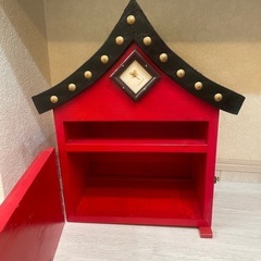 木製赤い郵便受け屋根付き　ポストの画像