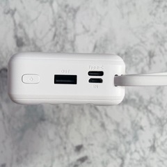 モバイルバッテリー 30000mAh 4ケーブル内蔵 3つ入力 パワーバンク スマホ充電器 LCD残電量表示 持ち運び PSE認証済 電熱ベスト 旅行 出張の画像