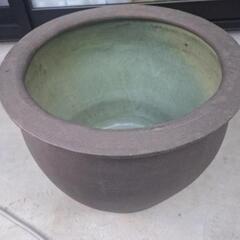 茶色の水鉢 約30cm 高さ 約40cm 直径