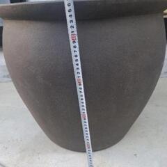 茶色の水鉢 約30cm 高さ 約40cm 直径の画像