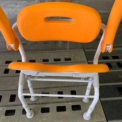 シャワーチェア[ユクリア]ワイドSPU型おりたたみ　 オレンジ
の画像