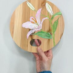 日本画ワークショップ「木のうちわにユリを描く」
