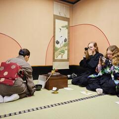 我が国の伝統文化 茶道を体験指導、着物や袴等の和装の着付け